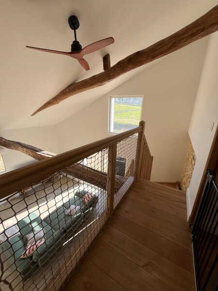 Filet de protection sur garde-corps en bois d'intérieur