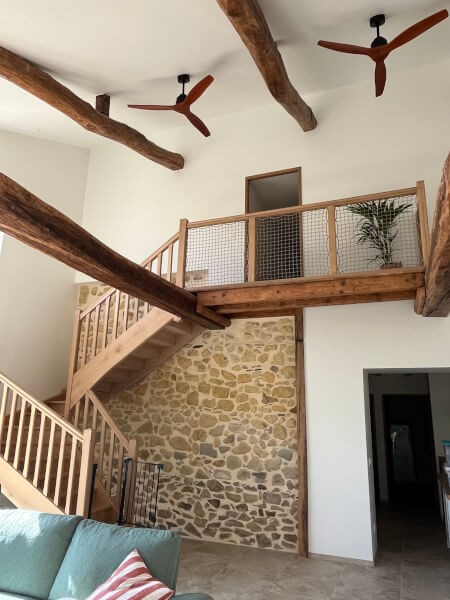 Filet de protection sur garde-corps en bois en mezzanine