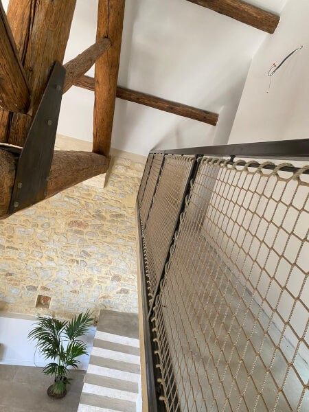 Filet de protection couleur chanvre sur garde-corps en métal sur mesure