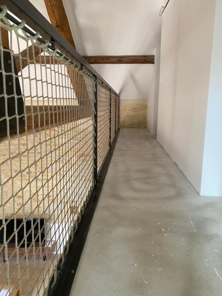 Filet de protection sur garde-corps en métal sur mesure d'étage de maison