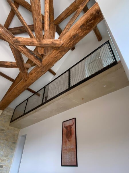 Filet de protection sur garde-corps en métal sur mesure