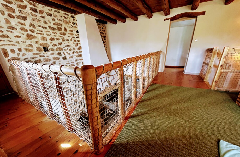 Sécuriser une mezzanine avec un filet sans occulter la lumière