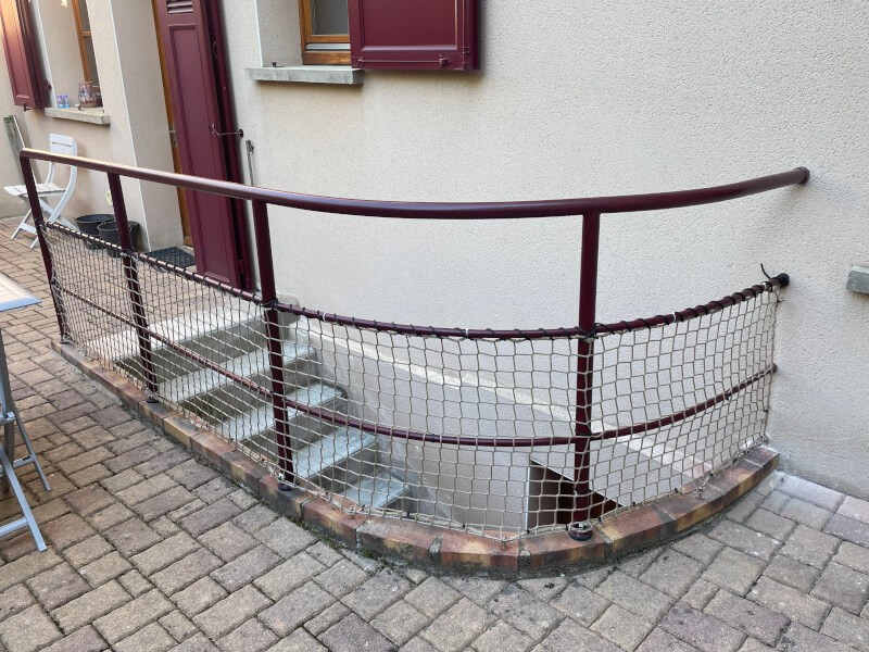 Filet en protection partie basse d'un garde-corps extérieur maison