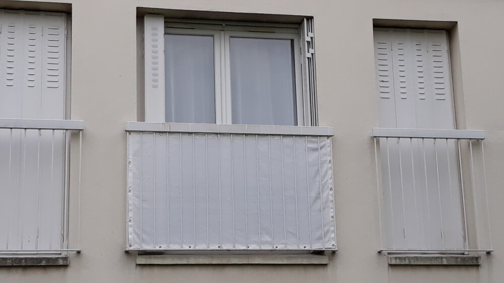 Brise-vue pour intimité porte fenêtre appartement