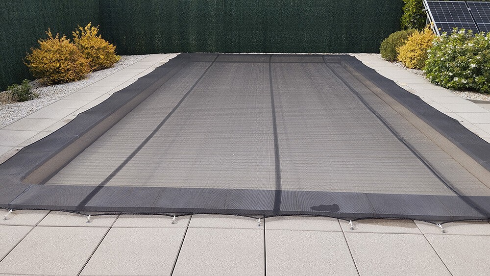 Filet anti-feuilles sur piscine creusée fixé avec tendeur boucle sandow - 8.97 x 4.84 m