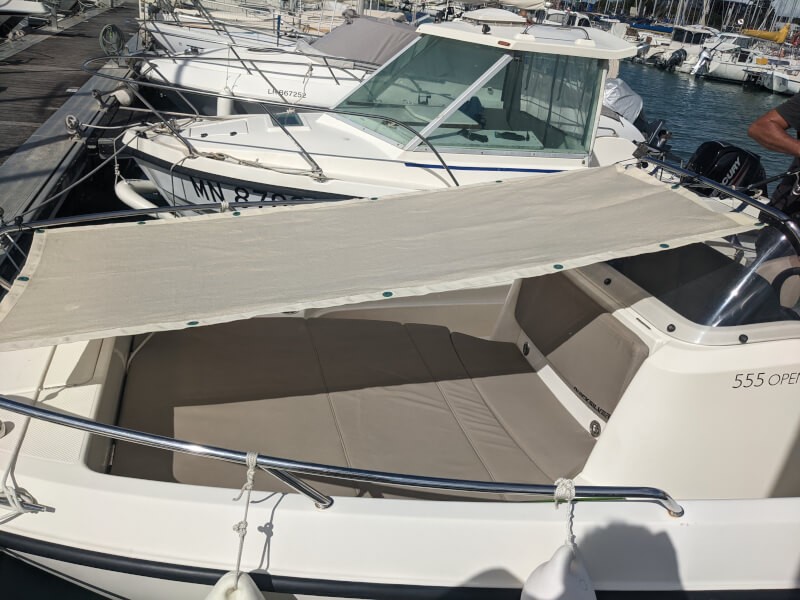 Filet de couverture de pergola destiné à protéger l'arrière d'un bateau du soleil