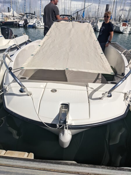 Filet de couverture de pergola destiné à protéger l'arrière d'un bateau du soleil
