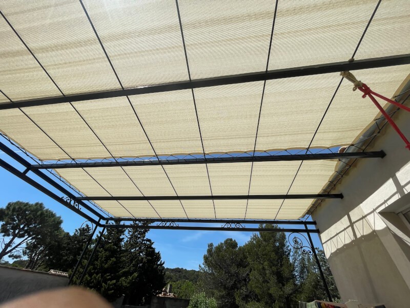 Toile d'ombrage pour protection solaire de pergola