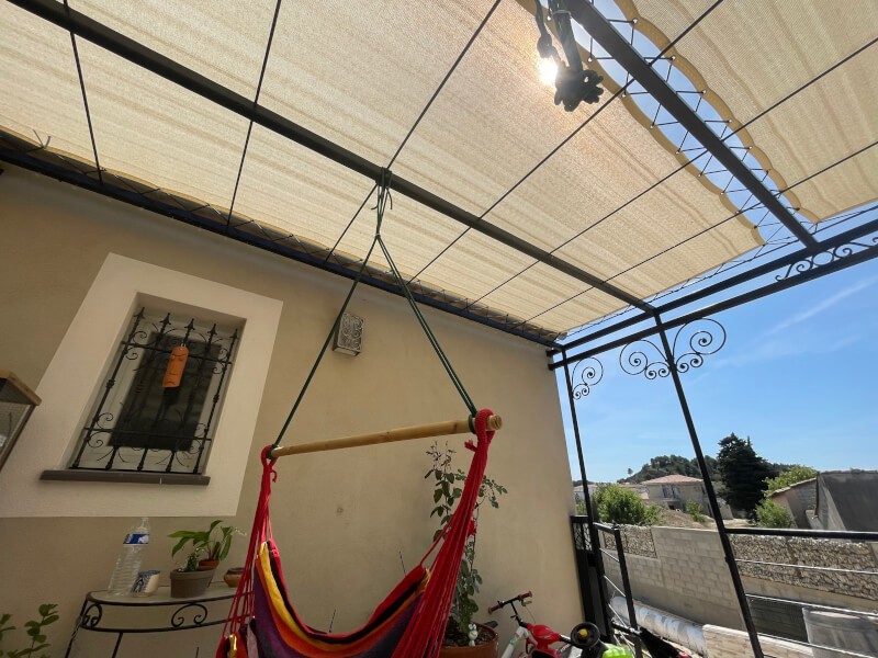 Toile d'ombrage forte occultation sur pergola de terrasse