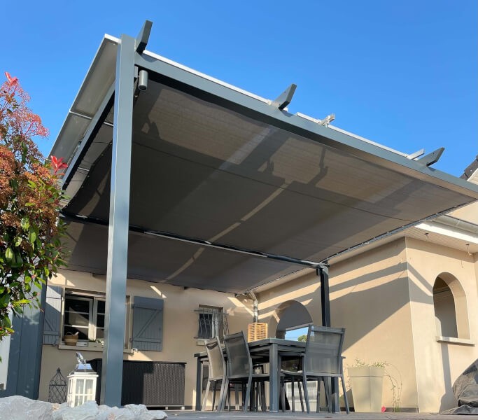 Toile d'ombrage gris anthracite sur pergola en acer