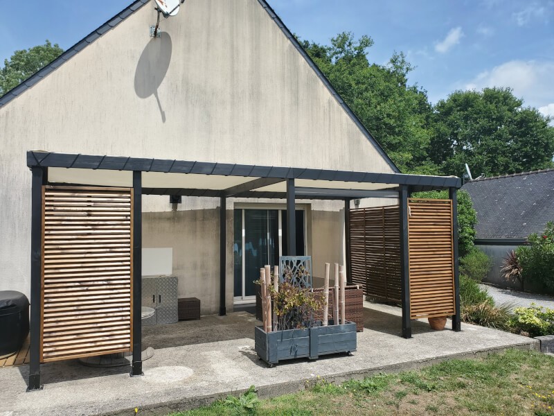 Toile d'ombrage beige sur structure terrasse