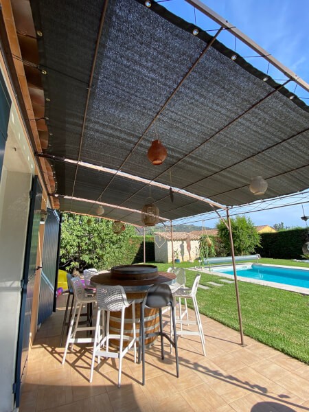Filet de couverture sur pergola métallique couleur gris foncé