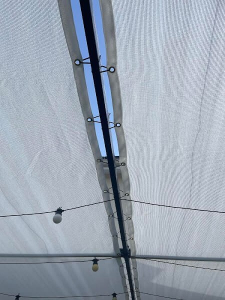 Filet couverture sur pergola en métal fixation avec estropes