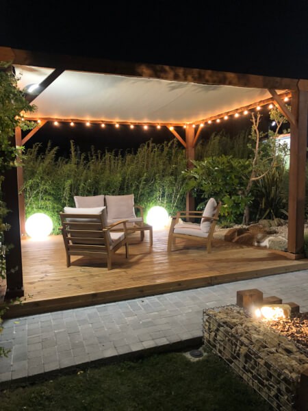 Toile d'ombrage forte occultation fixation sur poutre en bois de pergola