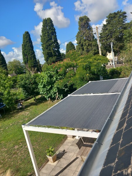 Toile d'ombrage sur pergola blanche fabrication maison