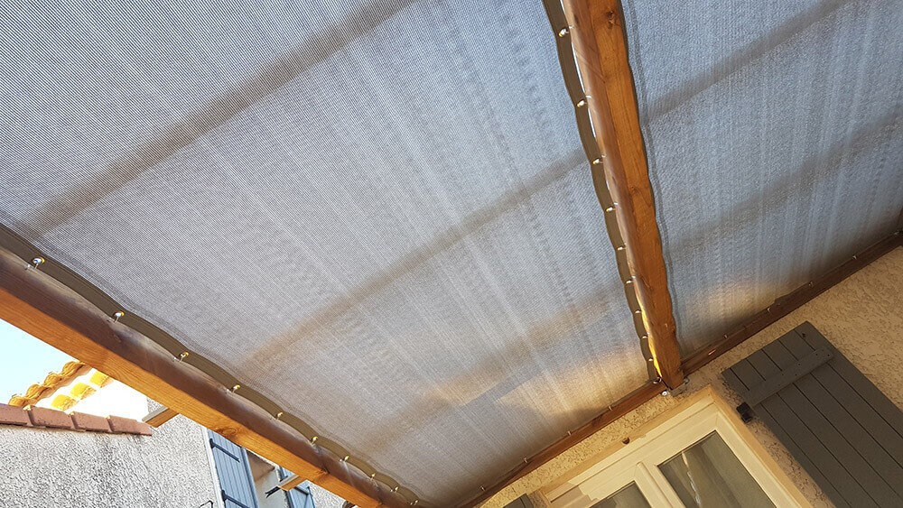 Filet de pergola en bois gris clair à fort ombrage