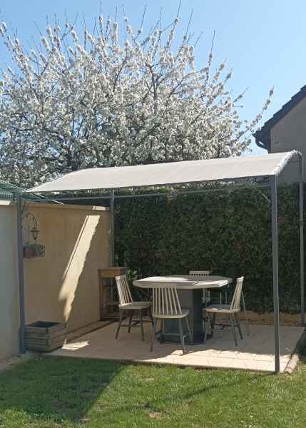 Filet d'ombrage couleur ivoire sur pergola arrondie