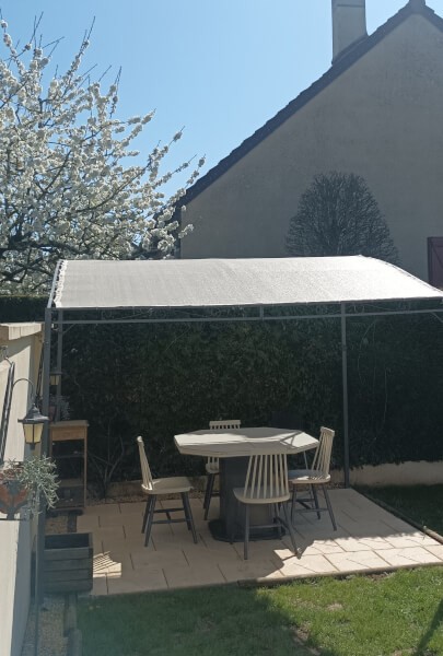 Filet d'ombrage sur pergola métallique arrondie