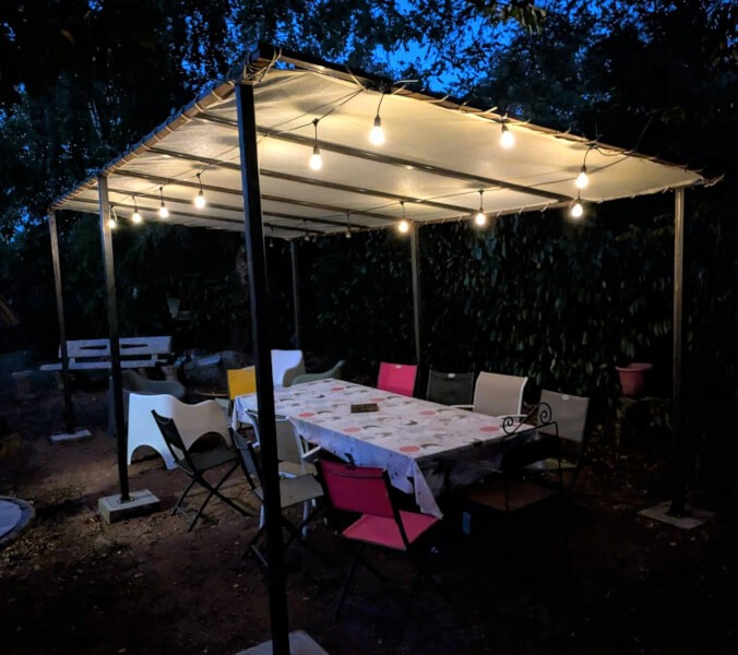 Filet d'ombrage couleur ivoire création de toiture pour pergola