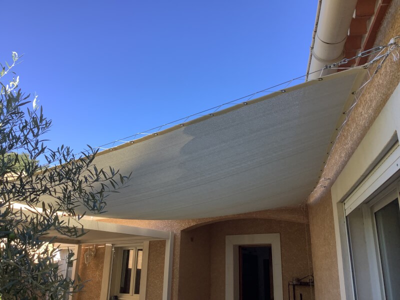 Filet d'ombrage en prolongement de pergola fixé par câble