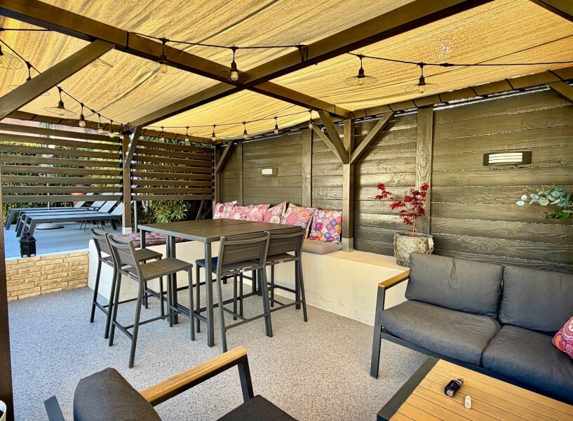 Filet occultant fixé sur une pergola en bois