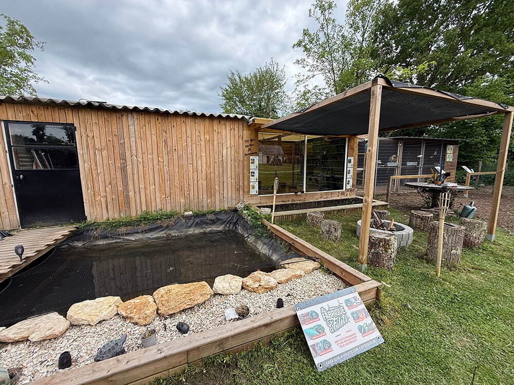 Filet d'ombrage sur pergola bois pour volière des Becs Crochus de Romaison