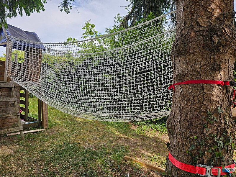 Filet en pont de signe dans jardin