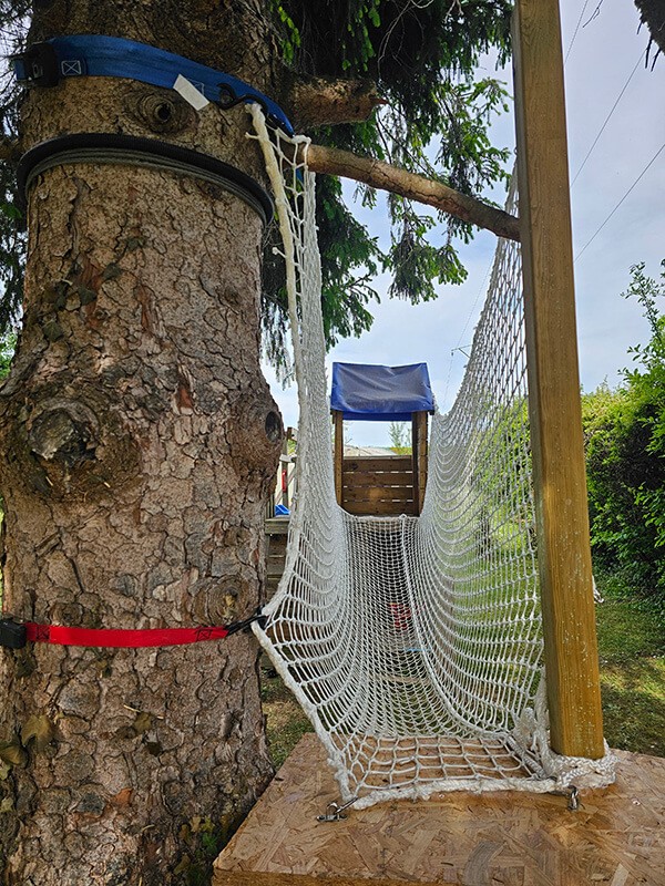 Filet en pont de signe dans jardin accès cabane