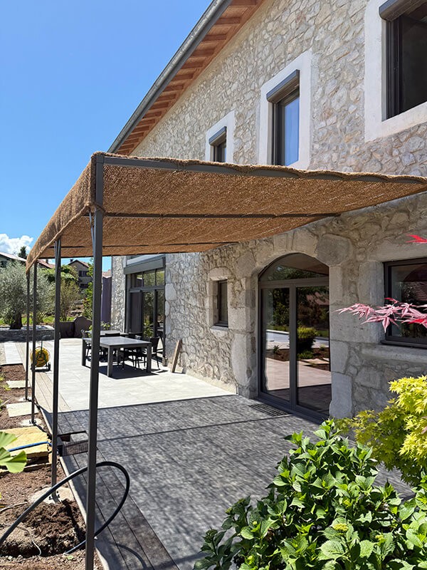 Toile de coco sur pergola métallique - 3 x 5 m