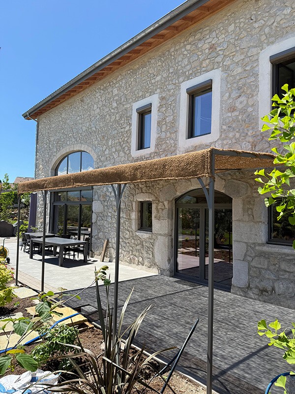 Toile de coco installé sur pergola métallique - 3 x 5 m