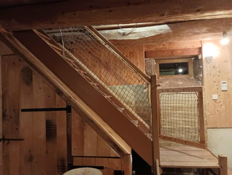 Filet pour sécuriser un garde-corps d'escalier en bois