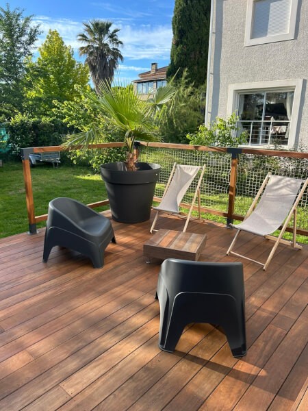 Garde-corps de terrasse en bois sur élevée en filets couleur chanvre