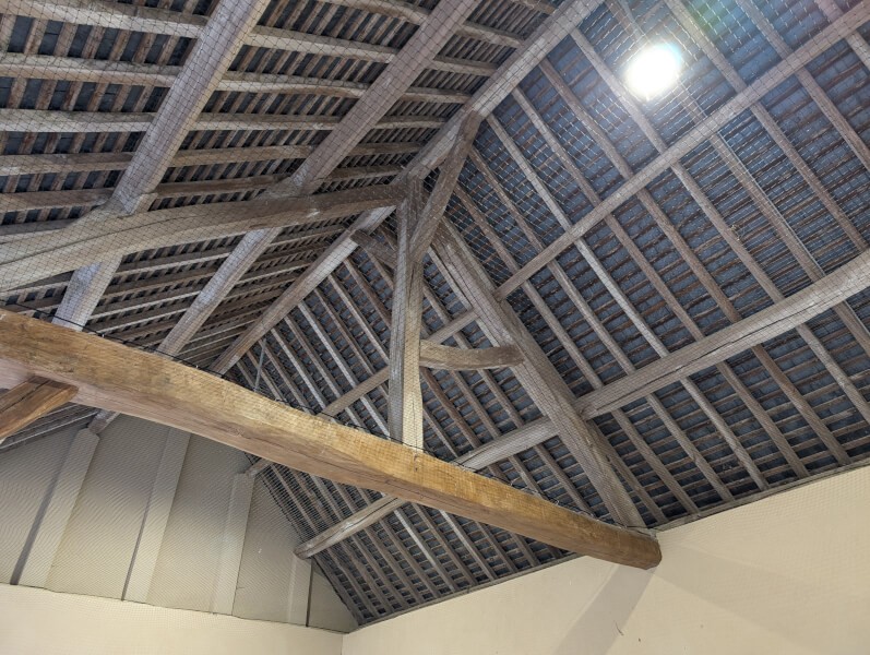 Filet de volière pour protéger une toiture ancienne en bois