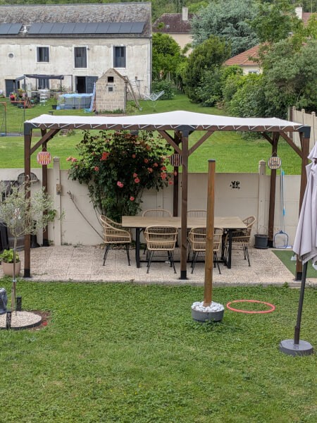 Bâche couleur ivoire sur pergola en bois dans jardin
