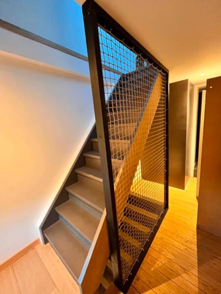 Filet en sécurité d'escalier en forme sur mesure au cadre