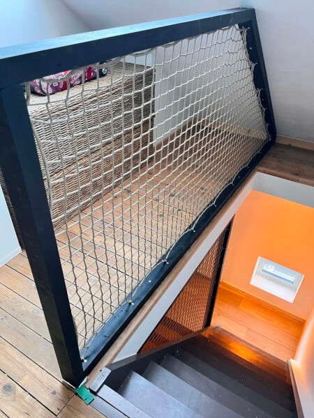 Filet en sécurité d'escalier en forme sur mesure au cadre métallique