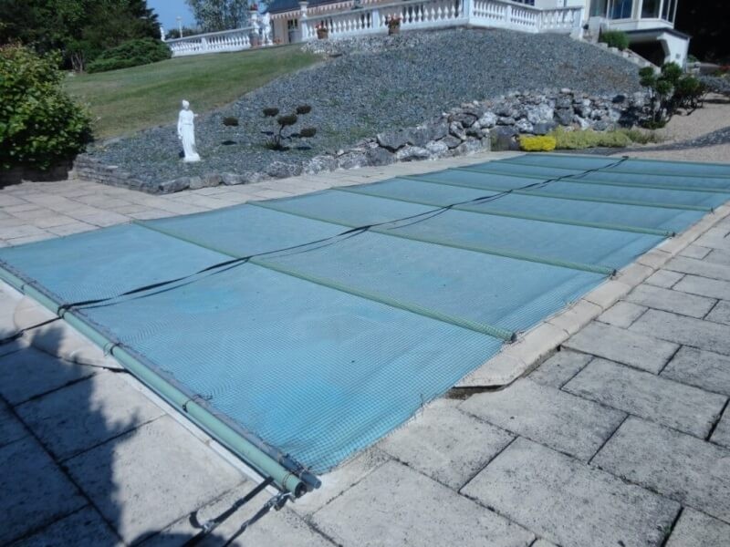 Filet anti-moineaux sur bâche de piscine creusée