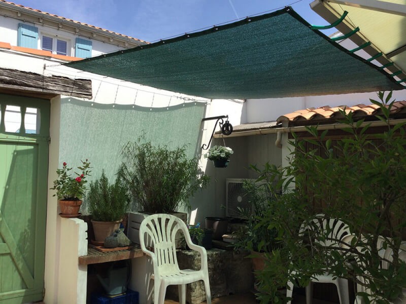 Toile d'ombrage en protection de cour