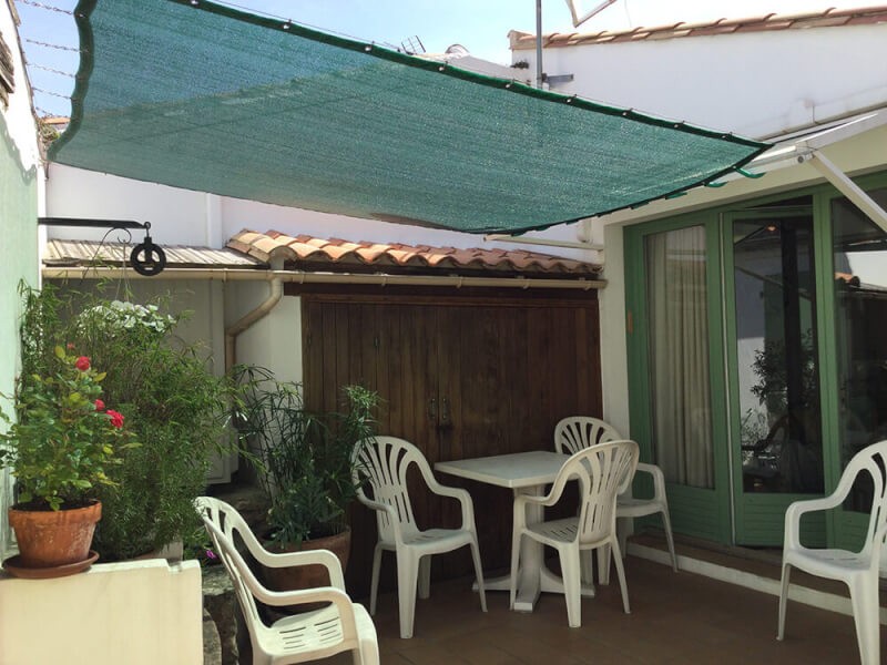 Toile d'ombrage verte en protection de cour