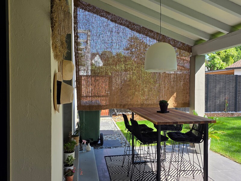 Rideau en coco pour protection solaire de terrasse