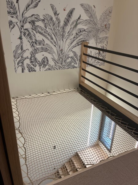 Filet d'habitation couleur chanvre au-dessus d'un escalier