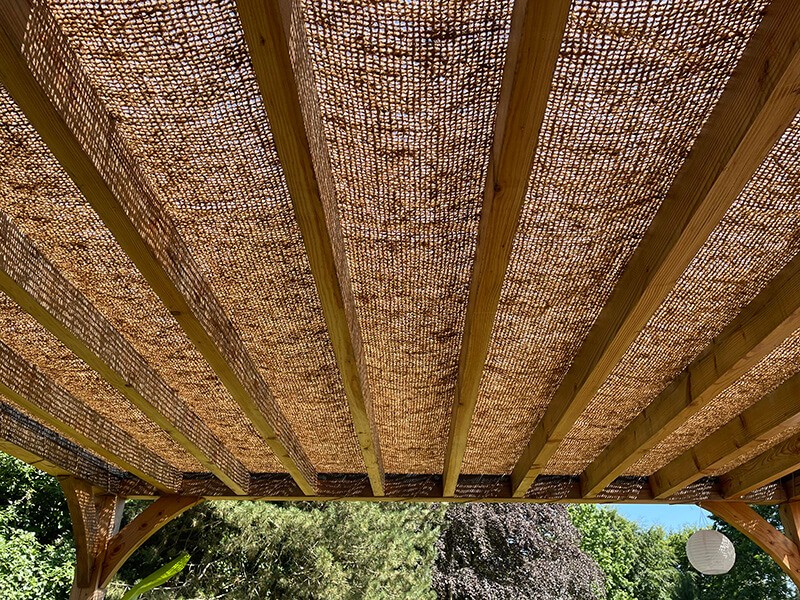 Toile d'ombrage coco sur pergola
