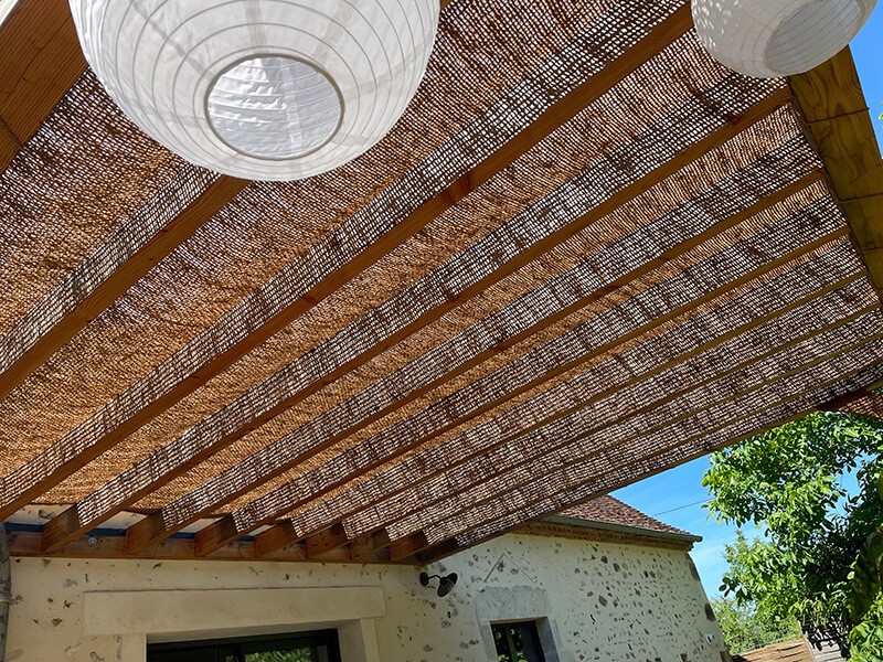 Toile d'ombrage coco sur pergola terrasse