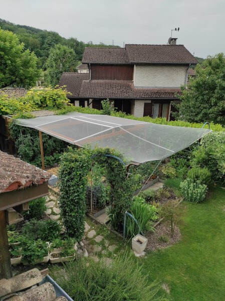 Filet anti-grêle installé au dessus d'un potager