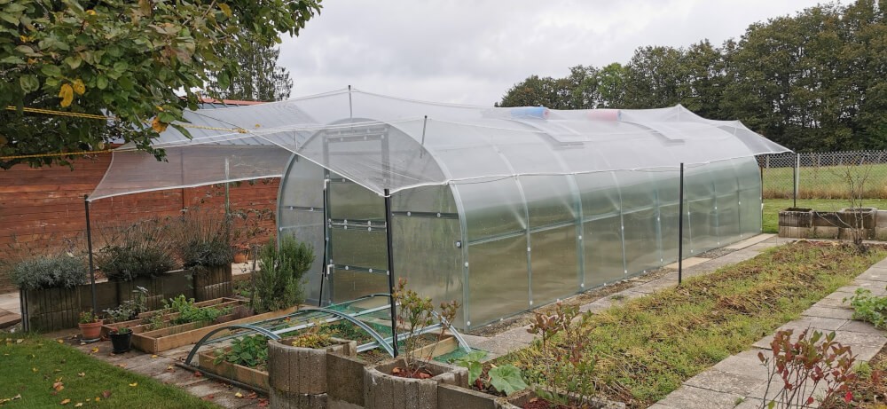 Filet anti grêle posé sur serre en polycarbonate