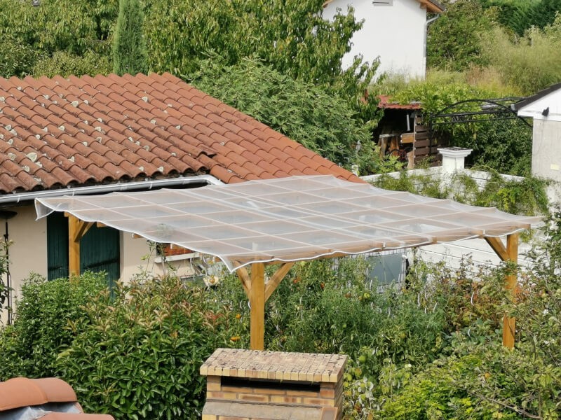 Filet anti grêle sur structure bois protection de pieds de tomates