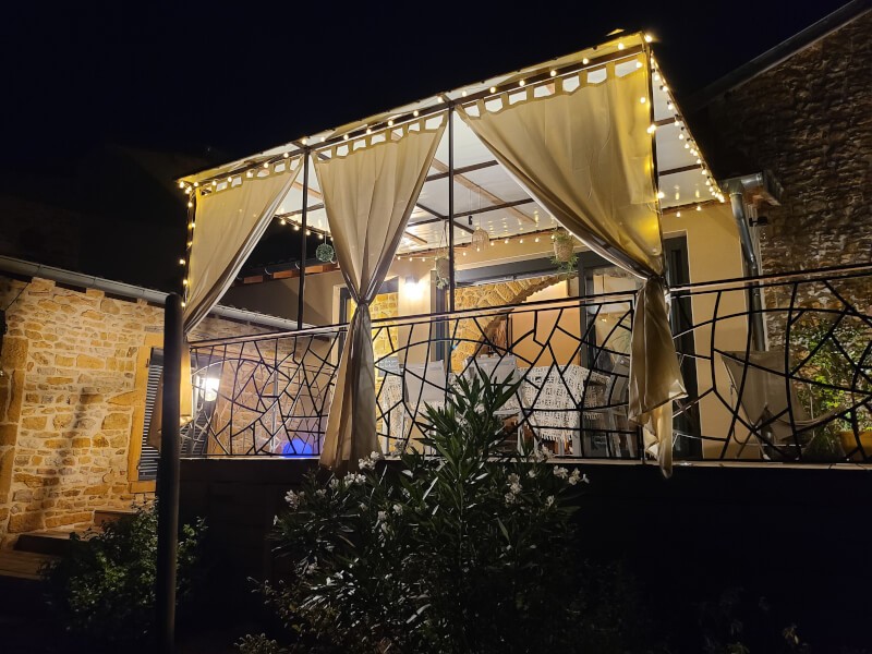 Bâche étanche fixée sur toit de pergola pour protection de terrasse