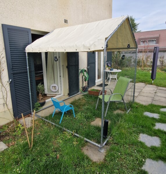 Bâche PVC étanche sur pergola métallique protection catio