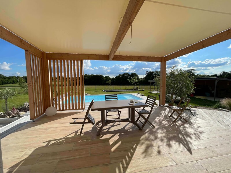 Toile d'ombrage couleur ivoire sur grande pergola