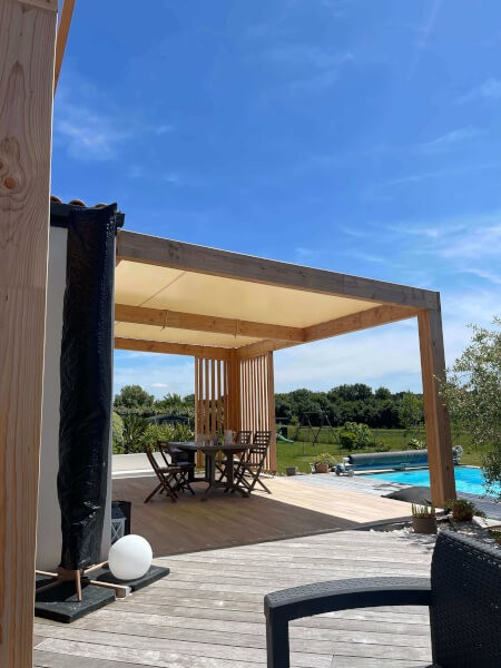Toile d'ombrage couleur ivoire sur grande pergola